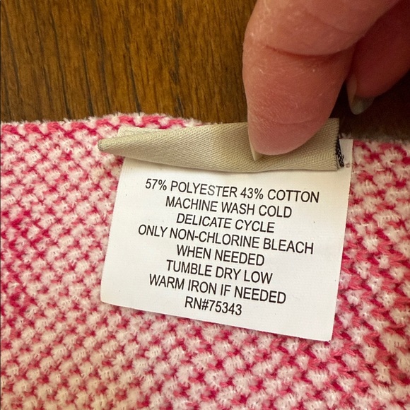 Rachel Zoe White Throw with Pink and Red Heart Pattern. Oversized 50” x 70”. - Picture 14 of 14